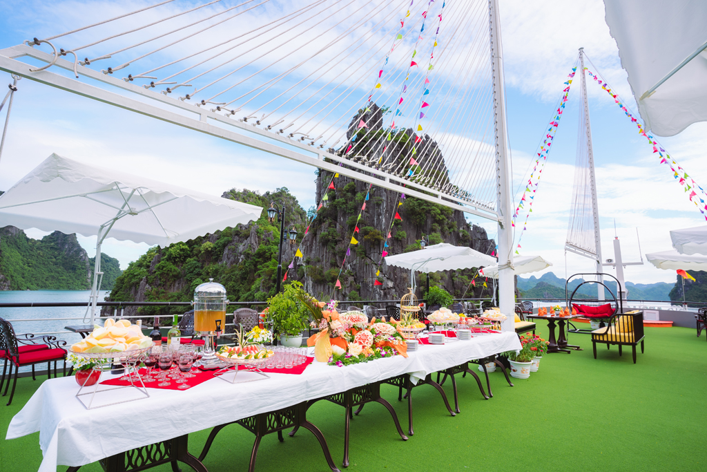 Tiệc trà chiều trên tàu Apollo Hạ Long Tiệc trà chiều trên tàu Apollo Hạ Long