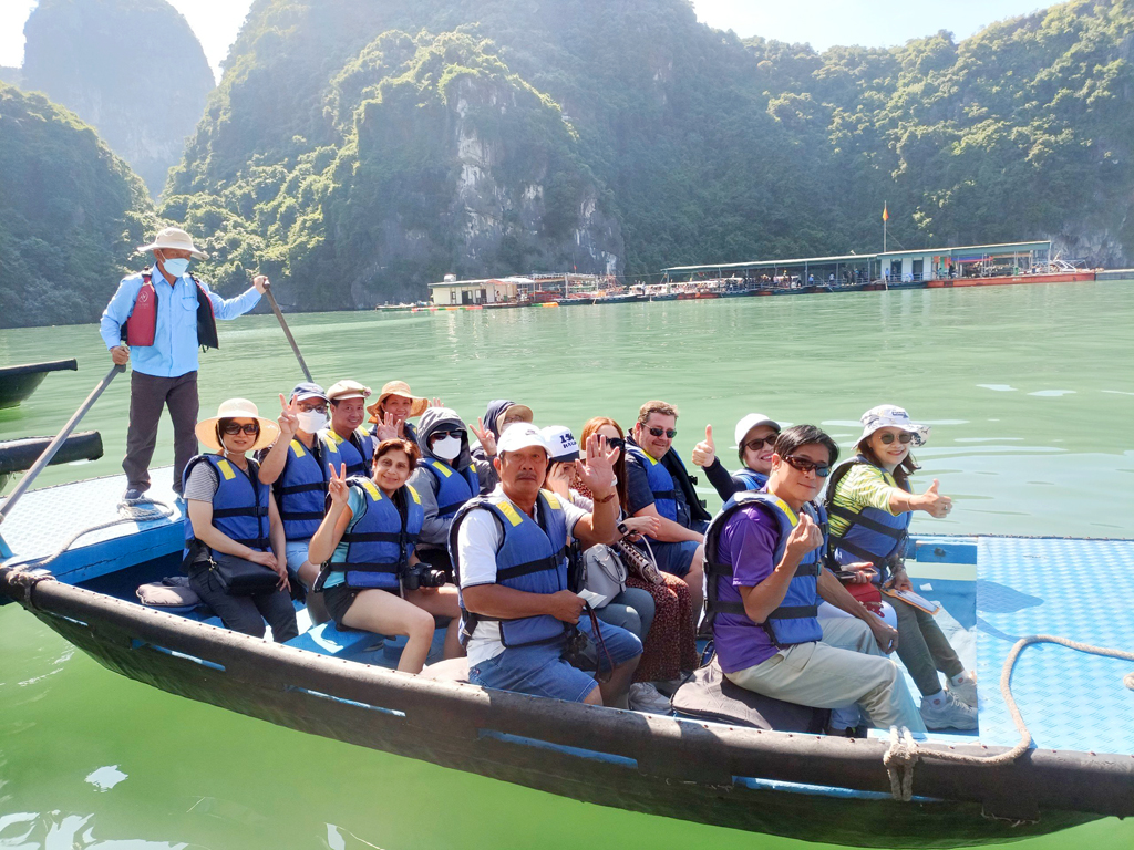 du khách với tàu hà bình hạ long