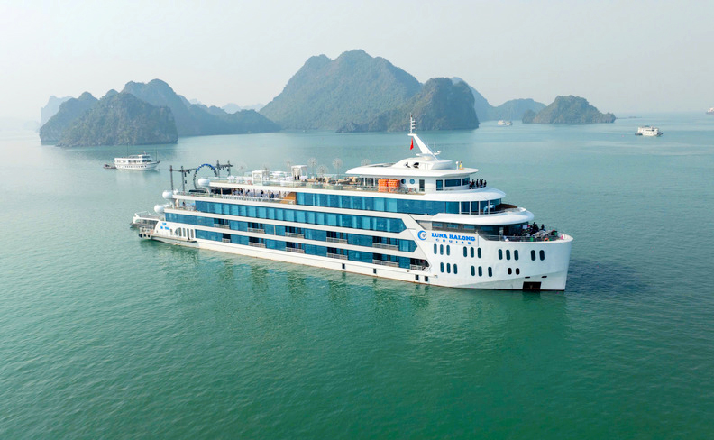 tàu luna thăm vịnh hạ long 1 ngày