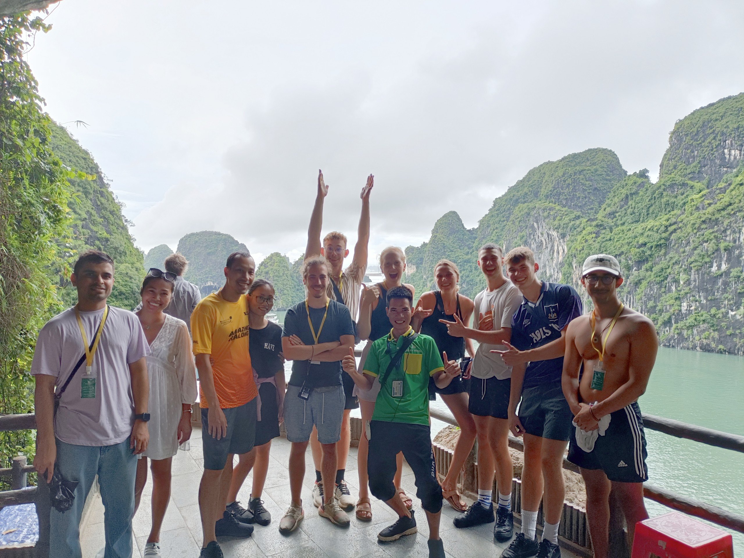 du khách và tàu hà bình hạ long du khách và tàu hà bình hạ long