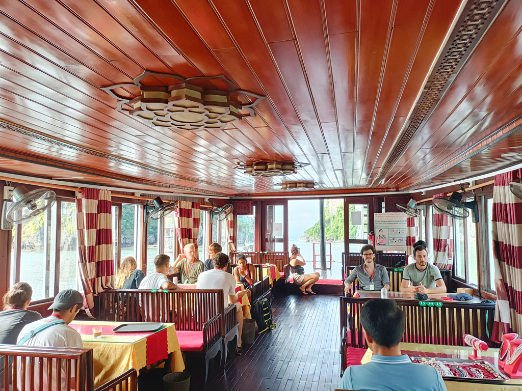 Tàu Hoàng Hải 68 thăm vịnh Hạ Long