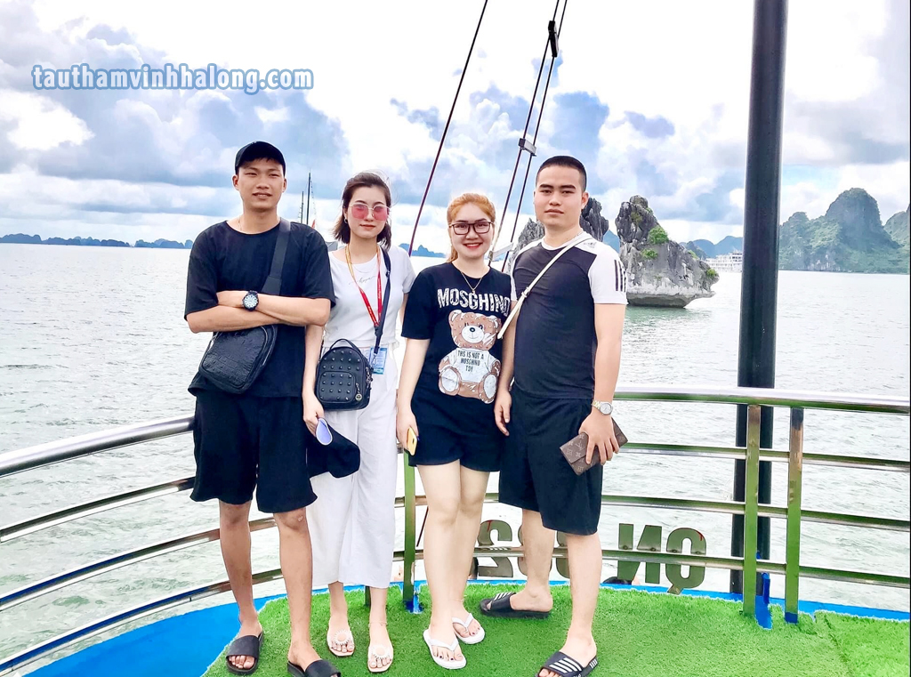 du khách với tàu sao biển hạ long