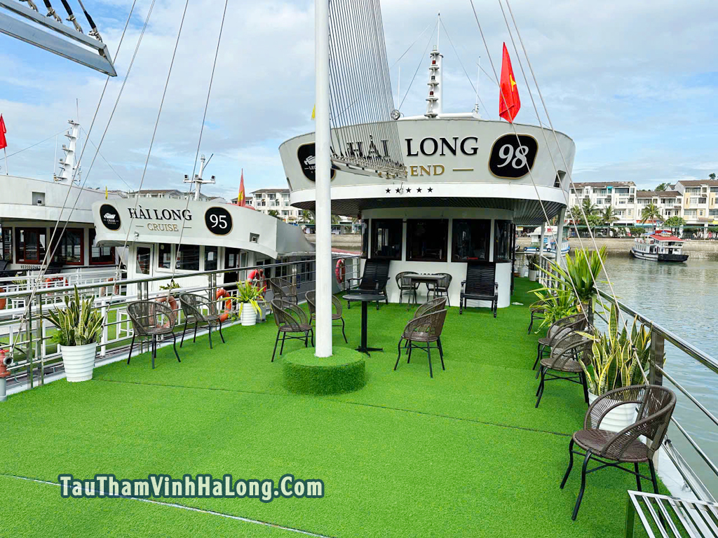 Tàu Hải Long thăm vịnh Hạ Long