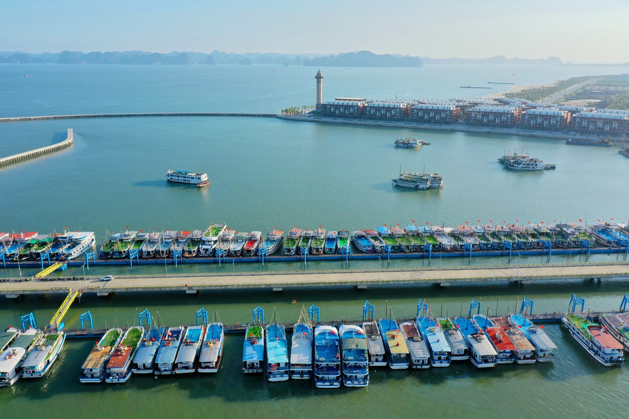 Tàu bạch đằng 06 hạ long