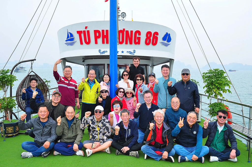 du khách với tàu tú phương hạ long