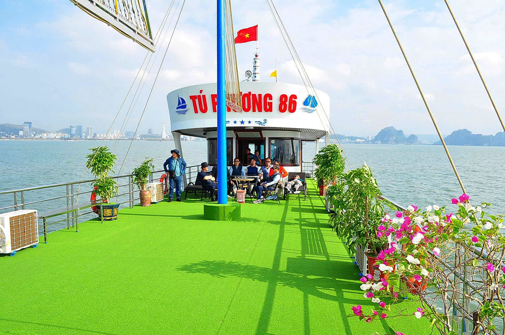 du khách với tàu tú phương hạ long