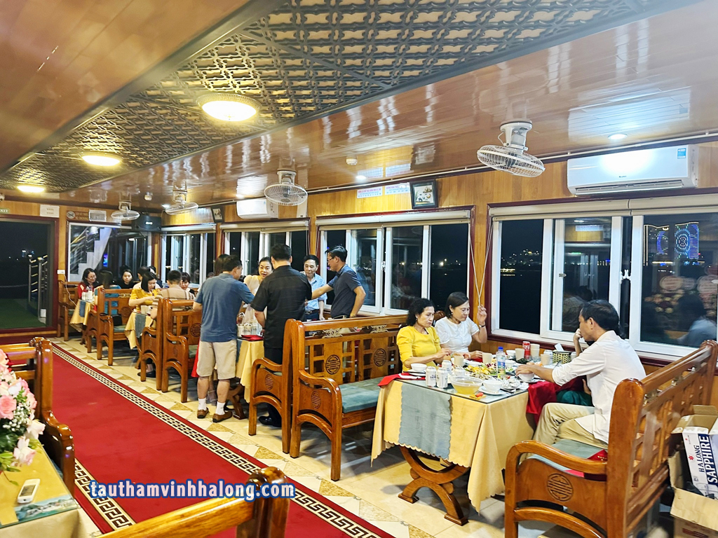du khách với tàu tùng dương hạ long